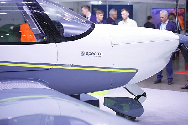 S7 Group и СибНИА провели летные испытания обновленного самолета Танго Компания Spectra Aircraft входит в S7 Group совместно со специалистами Сибирского научно исследовательского института авиации имени С А Чаплыгина СибНИА успешно провела первые летные испытания обновленной модификации легкомоторного самолета Танго Об этом сообщает AVIA RU со ссылкой на данные S7 Group На базе СибНИА воздушное судно выполнило испытательный полет продолжительность которого составила 10 минут В ходе испытаний проверяли работоспособность систем управляемость и летные характеристики Перед этим специалисты Spectra Aircraft и СибНИА провели наземные статические испытания элементов конструкции и систем самолета которые подтвердили их прочность и работоспособность aviaru net n291128