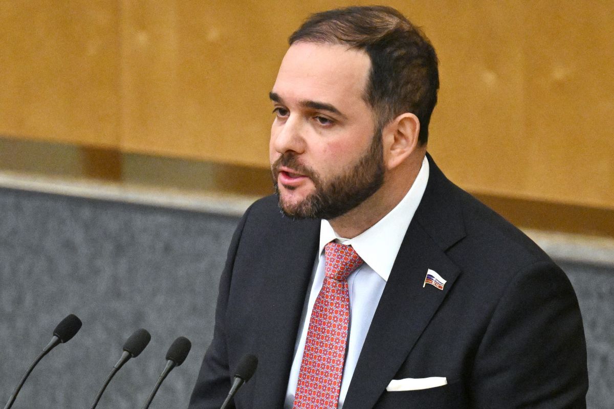 Александр Мажуга Единая Россия обеспечила ключевые изменения по совершенствованию целевого обучения Эта задача одно из положений народной программы партии Функционирование платформы Работа России расширение перечня компаний заказчиков и проведение конкурса на целевые места ключевые изменения инициированные Единой Россией отметил первый зампред комитета Госдумы по науке и высшему образованию Александр Мажуга За последние несколько лет Единой Россией сделано в этом направлении многое Так заявки работодателей для абитуриентов размещаются на платформе Работа России Это делает процесс поступления в рамках целевой квоты понятным и прозрачным В том числе и поэтому интерес абитуриентов к целевому обучению существенно возрос впервые на целевые места появился конкурс пояснил он Кроме того для удовлетворения кадровых потребностей экономики по инициативе партии расширен перечень компаний заказчиков целевого обучения Теперь в него помимо прочих вошли стратегические предприятия компании по переработке сельхозпродукции и производители медицинских изделий Соответствующий закон вступит в силу уже в приемную кампанию 2026 года ergosdumaofficial