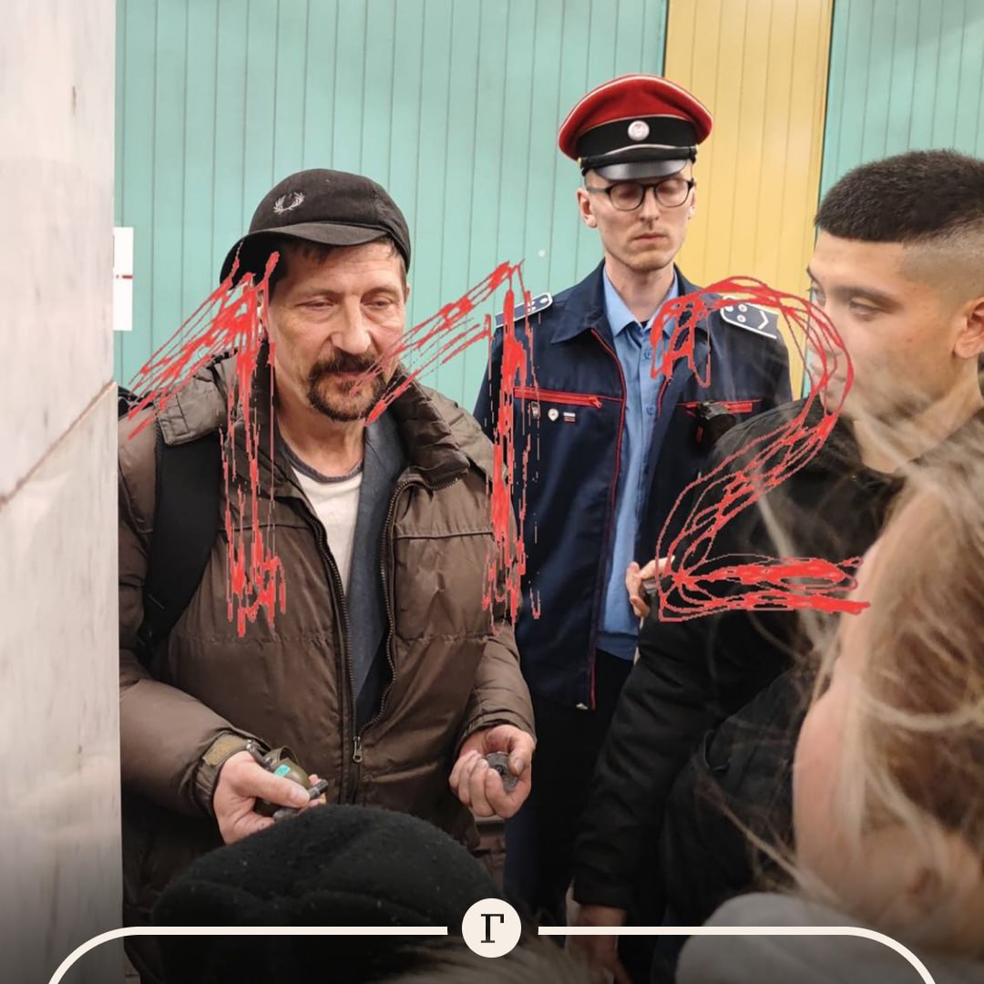 Страйкбольную гранату взорвали в вагоне московского метро По данным СМИ мужчина зашел в поезд на станции Юго Западная с двумя гранатами в руках и взорвал одну из них В результате взрыва пострадал один ребенок его задело осколками Мужчину оперативно задержали о причинах его поступка пока не сообщается Читайте Газету Ru в MAX