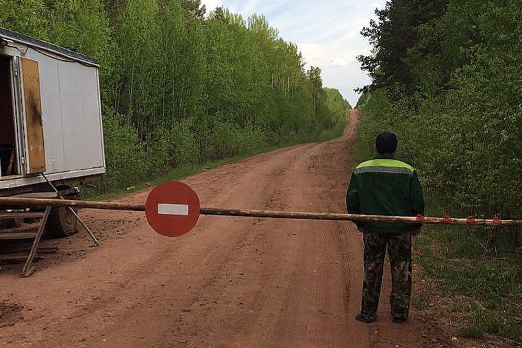 С завтрашнего дня в Иркутской области мы вынуждены вновь ограничить доступ в лес при высоких классах пожарной опасности. Ранее такое ограничение действовало с 5 по 17 июня. Как показала практика, такие меры приносят свои результаты. Пожаров, особенно возникающих по вине человека, стало меньше. В этом году с начала сезона мы зарегистрировали 345 возгораний, их общая площадь – 12,5 тысяч гектаров. В прошлом году на аналогичную дату было 462 пожара на площади 80,7 тысячи гектаров. Чтобы сохранить эту положительную тенденцию, продлили ограничения. Еще раз подчеркну, решение вынужденное, но обоснованное! Ограничение будет действовать на территории всех 37 лесничеств с 20 июня по 2 июля при наступлении третьего и выше класса пожарной опасности. Также вводится ограничение на проведение в лесах всех видов пожароопасных работ. О нарушениях лесного законодательства, лесных пожарах, необходимости проведения аварийно-спасательных работ прошу сообщать по телефонам: федеральная диспетчерская служба лесной охраны: 8-800-100-94-00; региональная диспетчерская служба: 8 3952 22-99-68.