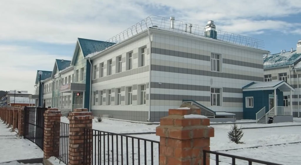 В Хоринске завершено строительство нового корпуса для Хоринской средней школы 1 имени Жанаева Сейчас активно ведутся работы по подготовке здания к открытию Строительство обошлось на сумму около 500 миллионов рублей За последние десять лет это первое новое школьное здание в районе Учреждение состоит из пяти блоков в которых разместились кабинеты для младших и старших классов зоны для приёма пищи и занятий спортом До недавнего времени школа функционировала в двух зданиях одно из которых представляло собой ветхое деревянное сооружение построенное в 30 х годах прошлого столетия