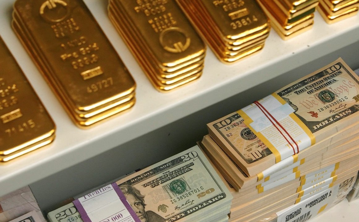 Международные резервы РФ достигли рекордного уровня На 19 декабря их объем составил 752 6 млрд долларов США против 741 0 млрд долларов на 12 декабря 2025 года сообщает ЦБ Таким образом международные резервы РФ за неделю увеличились на 11 6 млрд долларов США или на 1 6 как пояснили в ЦБ в основном из за положительной переоценки Предыдущее пиковое значение международных резервов РФ составило 742 4 млрд долларов и было зафиксировано 17 октября 2025 года Около половины российских резервов сейчас заморожено в связи с санкциями порядка 300 млрд долларов по оценке ЦБ fatcat18