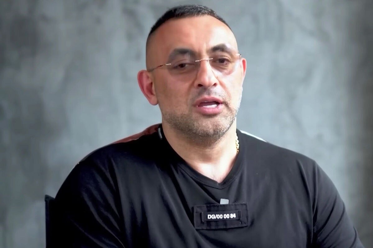 Самопровозглашённого лидера азербайджанской общины Екатеринбурга задержали О задержании Видади Мустафаева сообщили сразу несколько СМИ по данным Е1 Мустафаев был задержан в ходе спецоперации сотрудников ОБОП в сопровождении СОБР у входа в небоскрёб Исеть Там Мустафаев посещал элитный фитнес клуб Encore отмечает издание По предварительным данным Мустафаева подозревают в мошенничестве при продаже земельного участка часть 4 статьи 159 УК однако официально правоохранительные органы пока никак ситуацию не комментировали Caucasian bureau