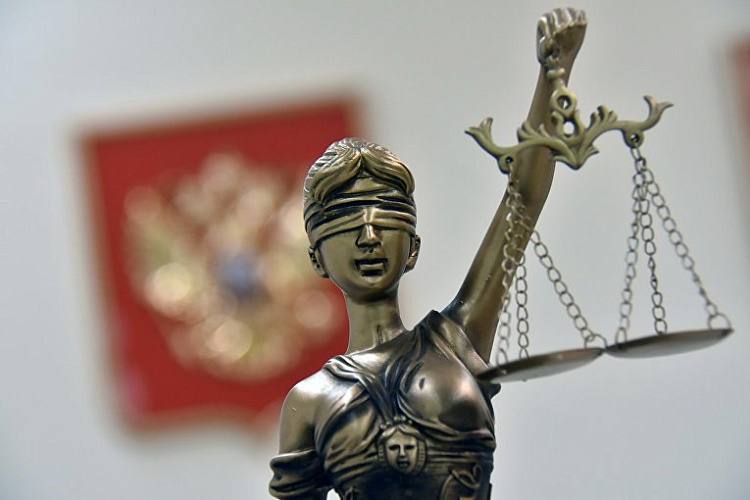 Экс-чиновники Таганрога предстанут перед судом по обвинению в коррупции и мошенничестве Сейчас в Таганрогском городском суде начали рассматривать серьезное уголовное дело против трех бывших сотрудников правоохранительных органов. Это бывший начальник следственного отдела Следственного комитета по Таганрогу, его подчиненный — следователь и начальник отдела по борьбе с экономическими преступлениями. Сообщает Объединенная пресс-служба судов Ростовской области. Главный фигурант - Руслан Багмут. Ему вменяют два серьезных преступления, а именно мошенничество в особо крупном размере статья 159 УК РФ . Он якобы обманом похитил чужое имущество, злоупотребив доверием. Сумма ущерба очень большая закон называет это "особо крупным размером" . А также получение огромной взятки статья 290 УК РФ - вместе с двумя другими обвиняемыми: Антоном Васильченко и Виталием Шмыковым. Все трое арестованы и сидят в московском следственном изоляторе СИЗО-4 .