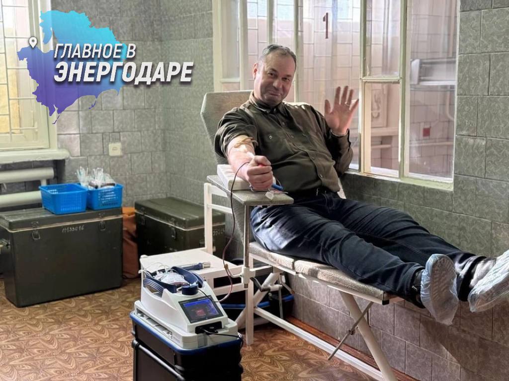 Жители Энергодара пополнили банк крови в ходе донорской акции В медико-санитарной части №145 состоялась очередная донорская акция. 25 неравнодушных жителей города, включая работников Запорожской АЭС, пришли сдать кровь, чтобы пополнить банк жизненно важных компонентов для нуждающихся пациентов. Организаторы позаботились о самочувствии участников: перед процедурой всех угостили горячим сладким чаем с печеньем. Такие акции регулярно проводятся в Энергодаре, объединяя людей в благородном деле спасения жизней.