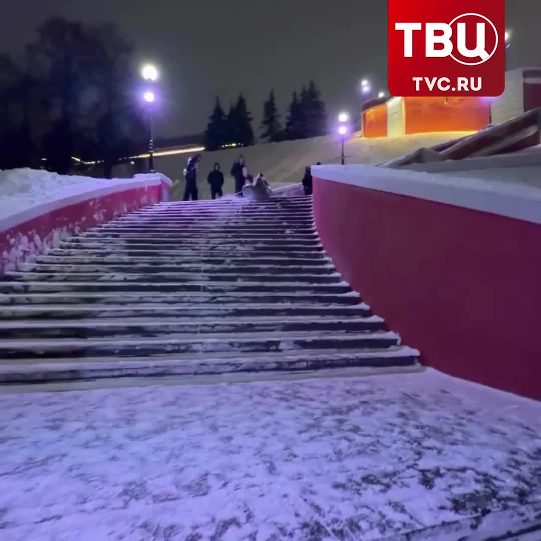Подростки организовали экстремальные спуски по Чкаловской лестнице в Нижнем Новгороде