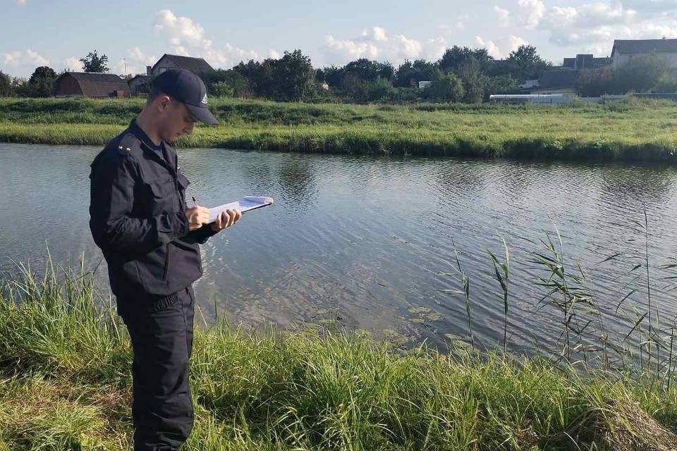Мужчина утонул в канале Вилейско-Минской водной системы  В субботу утром, 9 августа, нетрезвый мужчина пришел посмотреть, как ловят рыбу, оступился у берега  глубина там составляет 3 м  и утонул.  По информации СК, рыбаки видели, как он упал в воду, но, не услышав криков о помощи, они не придали этому значения.    Что было дальше, читайте здесь    Подпишись — Минская правда MLYN.by