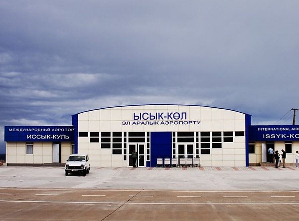 Пассажиры рейса Москва Бишкек напали на сотрудников аэропорта Пассажиры перенаправленного в аэропорт Тамчы на севере Киргизии рейса Москва Бишкек напали на сотрудников аэровокзала и повредили технику пытаясь прорваться на перрон к самолету Об этом сообщает Прайм со ссылкой на пресс службу ОАО Аэропорты Кыргызстана Эта ситуация произошла в аэропорту Иссык Куль Один рейс был туда перенаправлен из за погоды Пассажирам уже готовили транспорт для выезда в Бишкек авиакомпания предоставила автобус Пока этот автобус ехал к аэропорту три женщины почему то решили наехать на экипаж самолета якобы это экипаж не хочет лететь в Бишкек Потребовали пропустить их на перрон к самолету По авиационным правилам мы не можем пассажиров туда выпускать просто так Соответственно им доступ не дали и они начали нам там все крушить ломать материться снимать это на видео Сломали нам два дорогущих компьютера рассказала представитель пресс службы aviaru net n291062