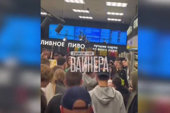 Сразу несколько жёстких драк произошло на «Ночи музыки» в центре Екатеринбурга «Ночь музыки» не обошлась без происшествий. В любимом алкомаркете подростков на Вайнера произошла массовая драка. — Во время драки все начали активно воровать из магазина, — передает слова очевидца Telegram-канал «Движ на Вайнера». Потасовка произошла после концерта NILETTO. И это не единственная драка, которая случилась минувшей ночью. Также на Вайнера около «Успенского» жестоко избили молодого человека.