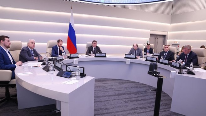 На заседании Федерального штаба по газификации под руководством заместителя председателя правительства РФ Александра Валентиновича Новака подвели промежуточные итоги реализации программы социальной газификации в регионах. В Астраханской области принято более 11 тысяч заявок на догазификацию. По 98% из них заключены договора. Почти к 10 тыс. участков сети подвели, а свыше 6 тыс. – подключили к газу. Помимо этого, с этого года в программу могут войти 7 тысяч домовладений в 286 СНТ, 739 заявок уже принято. Для поддержки льготных категорий граждан у нас предусмотрено субсидирование затрат на приобретение и монтаж внутридомового газового оборудования. В текущем году в областном бюджете на это заложено 55 млн рублей. На сегодняшний день уровень газификации жилого фонда в регионе превышает 88%. В планах – построить 1,5 тысячи км сетей и 10 распределительных станций. Это позволит обеспечить газом ещё более 21 тысячи новых абонентов.