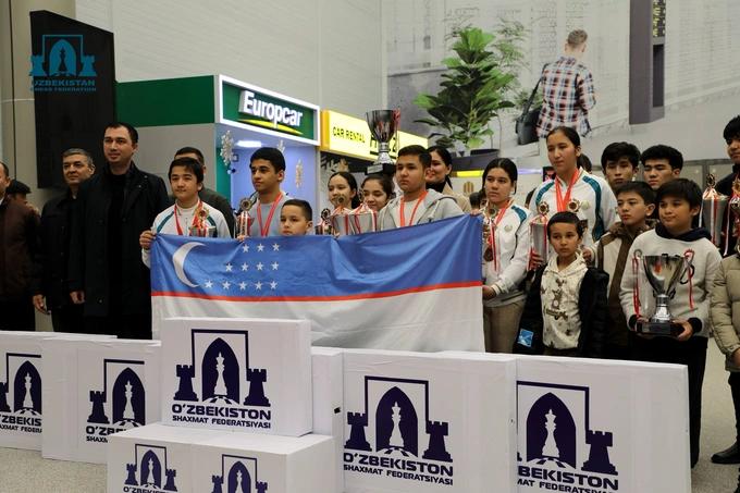 Юношеская сборная Узбекистана по шахматам заняла первое место в общекомандном зачёте на чемпионате мира в Анталии Турция Турнир проходил с 16 по 21 декабря в возрастных категориях от 9 до 17 лет по рапиду и блицу объединив 314 шахматистов из 33 стран мира Сборная Узбекистана приехала в составе 36 спортсменов Спортсмены из Узбекистана завоевали 12 медалей из которых 5 золотых 2 серебряных и 5 бронзовых Чемпионов торжественно встретили в аэропорту Ташкента Остерегайтесь фейков Это единственный официальный канал NovostiUZ Подпишитесь чтобы получать достоверные новости и актуальные курсы валют   Вы с Telegram Premium Поддержите нас одним нажатием Ссылка на пост   telegram me NovostiUZ 59888