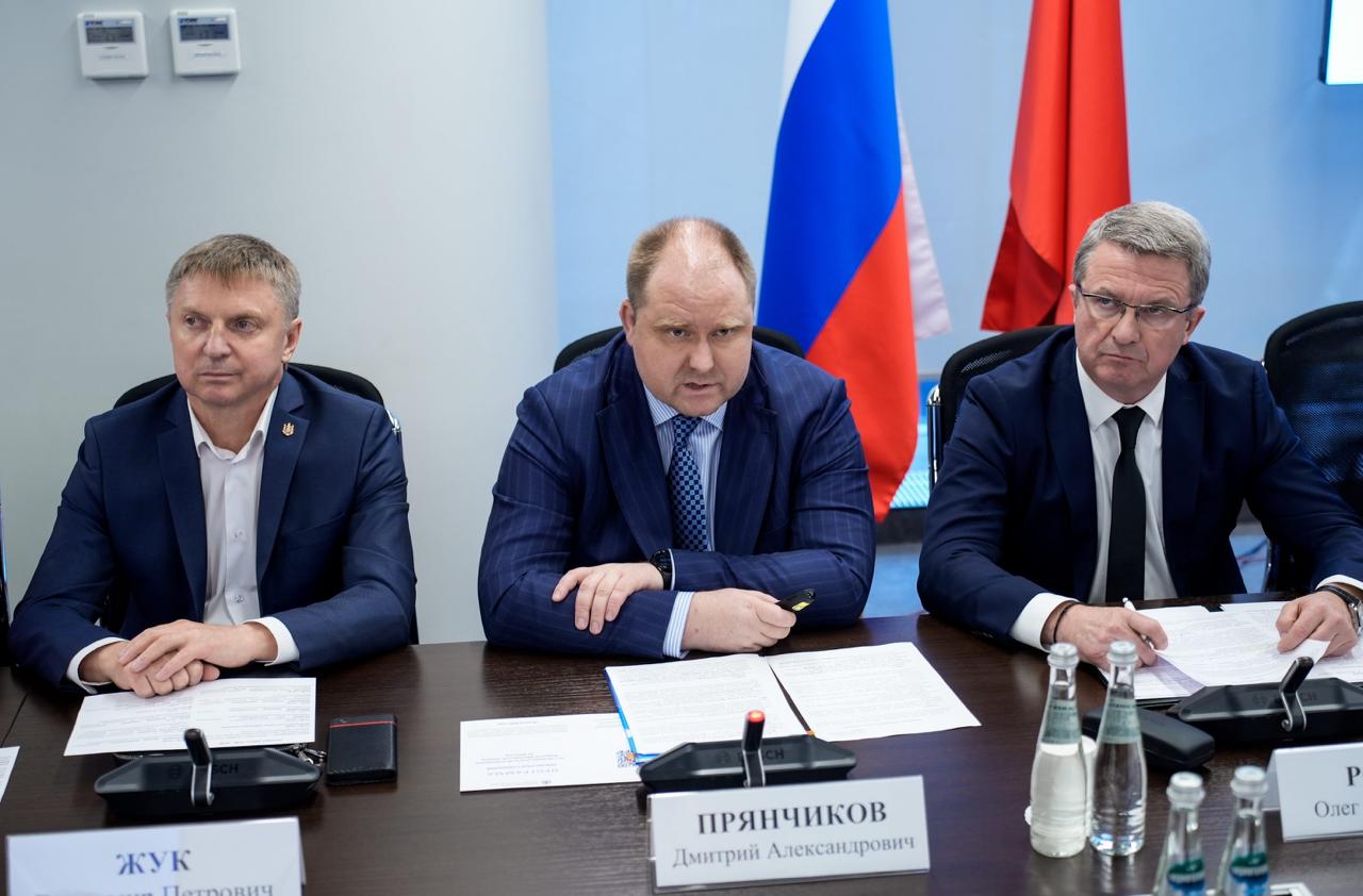 В Мособлдуме состоялись слушания по годовому отчёту об исполнении бюджета Московской области за 2024 год По доходам исполнение бюджета составило свыше 1,1 трлн рублей. По сравнению с 2023 годом общий объём доходов бюджета увеличился на 13%. По расходам исполнение составило более 1 трлн рублей. По сравнению с 2023 годом рост – 7%. Рост промышленного производства составил 8,4% – это 3 место среди субъектов РФ. Показатель обеспечен, прежде всего, за счёт обрабатывающих производств. По объёму инвестиций регион занимает 2 место, рост составил 3,6%. По доходам бюджет ТФОМС исполнен в объёме 183 млрд. рублей. По расходам – в объёме 182 млрд. рублей. «Несмотря на все риски и вызовы Московской области удалось сохранить положительную динамику основных экономических и финансовых показателей. Объём собственных доходов впервые превысил 1 триллион рублей», – подчеркнул заместитель председателя Мособлдумы Олег Рожнов. Традиционно более половины всех расходов пришлось на социальную сферу. В целом, на здравоохранение, образование, социальную защиту, культуру и спорт, строительство и капремонт социальных объектов было направлено 675 млрд. рублей. Это на 16% больше, чем в 2023 году. Запись трансляции Подписаться Обсудить