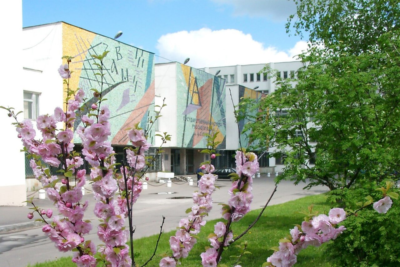 Институт Пушкина назвал победу самым популярным словом 2025 года Слово победа стало самым популярным словом 2025 года сообщает ТАСС со ссылкой на пресс службе Государственного института русского языка имени А С Пушкина Там уточнили что в список для голосования были включены имена собственные актуальные общественно политические термины и ключевые понятия из сферы технологий Второе и третье места в рейтинге 2025 года заняли слова Max название первого национального мессенджера и нейросеть Примечательно что нейросеть становилась словом года в 2023 году Ее повторное попадание в число лидеров подчеркивают специалисты свидетельствует о том что технологии искусственного интеллекта сохраняют статус одной из ключевых и все более значимых концепций современности В список кандидатов на слово года в 2025 году также попали Аляска Интервидение переговоры цифровой рубль ценности защитник и генерировать Читайте Газету Ru в MAX Участвуйте в розыгрыше