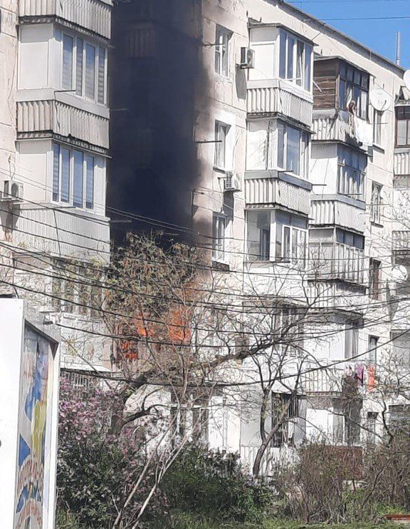 В Феодосии горит пятиэтажка Как сообщают очевидцы, пожар в доме по улице Первушина, 30 вспыхнул на втором этаже. Корреспонденту Крымского информационного агентства в ГУ МЧС России информацию подтвердили и рассказали, что на пожаре удалось спасти человека. «Как месту направлены три пожарно-спасательных автомобиля. Сигнал о пожаре поступил в 12:22 13:05 удалось ликвидировать открытое горение. Спасли одного человека, эвакуировано пятеро», - рассказали в ведомстве. ЧИТАЙТЕ ТАКЖЕ: В Крыму открыли новую пожарную часть По словам очевидцев, предварительно перед пожаром был слышен хлопок, потом повалил дым. Причины пожара устанавливаются. Читайте новости Крыма первыми в нашем Telegram-канале.... Подробнее>>>