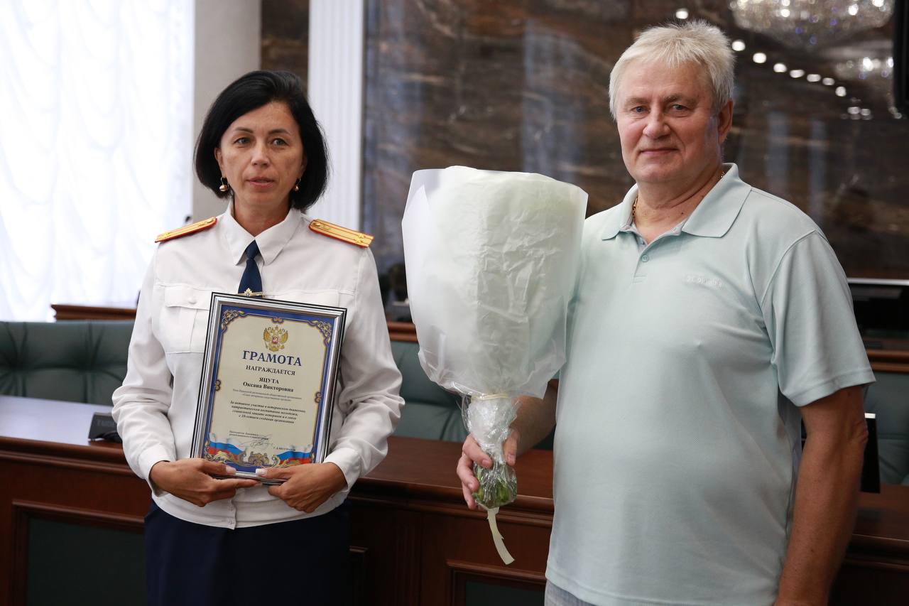 В Главном следственном управлении состоялось торжественное собрание в честь 10-летия со дня образования Союза ветеранов следственных органов __ В Главном следственном управлении СК России по Республике Крым и городу Севастополю в торжественной обстановке чествовали членов Крымской региональной общественной организации «Союз ветеранов следственных органов», которая отмечает свой десятилетний юбилей. В честь праздника руководитель ведомства Владимир Николаевич Терентьев организовал для уважаемых наставников замечательный праздник с вручением наград, концертом от артистов Крымской государственной филармонии и угощениями. В приветственном слове Владимир Николаевич поблагодарил уважаемых ветеранов за неоценимый вклад в развитии правоохранительной системы полуострова, мудрость и активное взаимодействие. - Мы чтим преемственность поколений и готовы в дальнейшем передавать знания и опыт, безусловно, внедряя его в нынешние современные методы расследования, - поблагодарил офицеров СК председатель регионального Союза ветеранов следственных органов Игорь Панов. В торжественной обстановке членам ветеранской организации были вручены медали Следственного комитета России «80 лет Победы в Великой Отечественной войне 1941-1945г.г», награды от руководителя Главного следственного управления, Главы Республики Крым, республиканского Союза ветеранов и инвалидов войны, республиканского профсоюза. Ветераны органов следствия высоко оценили экспозиции музея Главного следственного управления, который был сформирован, в том числе, с их непосредственным участием.