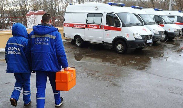Все медики скорой помощи в Байкальске уволились 12 7 тысячи жителей ждут бригаду из соседнего города В поликлинике всего два педиатра роженицы вынуждены ехать 30 минут в другой город а врачи уходят из за отсутствия жилья и задержек зарплат Скорая ещё нужна с такими словами перезвонили жительнице Елене после того как она прождала помощи отцу четыре часа Канал n w order