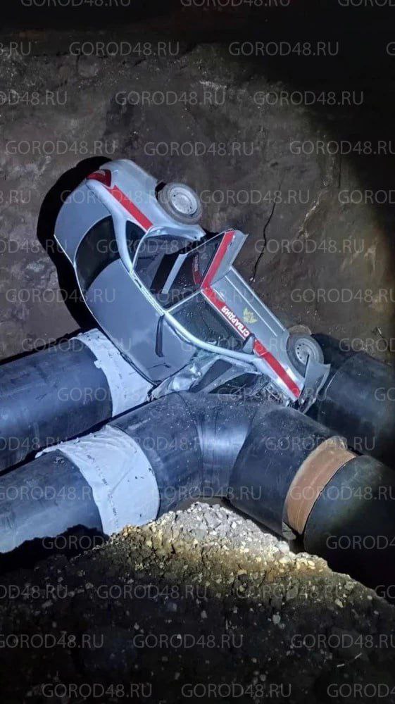 С пятиметровой высоты в яму с трубами упала машина Росгвардии Произошёл инцидент вчера вечером на улице Московской В ДТП пострадали силовики водитель и пассажир патрульной Гранты Автомобиль оперативно достали из котлована а росгвардейцам оказали медицинскую помощь тоже на дорогу не смотрят как так можно въехать Инцидент Липецк