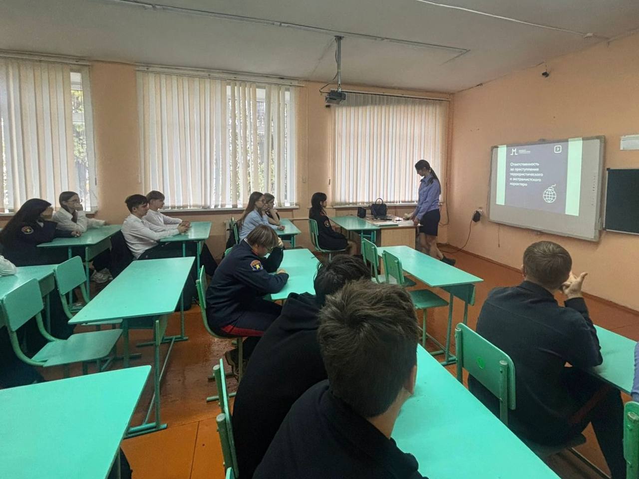 Следователь Марксовского межрайонного следственного отдела провела профилактическую беседу со школьниками Следователь Марксовского межрайонного следственного отдела следственного управления СКР по Саратовской области посетила МОУ СОШ 1 г Маркса где провела профилактическое мероприятие для учащихся Основной целью встречи стало правовое просвещение несовершеннолетних формирование у них нетерпимости к противоправному поведению и навыков безопасного взаимодействия с современными вызовами В ходе беседы со школьниками представитель следственных органов осветила широкий круг актуальных тем основы кибербезопасности и виды киберпреступности уголовная и административная ответственность несовершеннолетних деструктивное влияние наркотических средств и психотропных веществ на здоровье и жизнь человека распространенные схемы мошенничества в сети Интернет и способы защиты от них Особый акцент был сделан на практических примерах и разборе реальных ситуаций с которыми подростки могут столкнуться в жизни Следователь объяснила как распознать опасность куда и к кому следует обращаться за помощью Подобные профилактические мероприятия являются важной частью работы Следственного комитета России по защите прав и законных интересов несовершеннолетних предупреждению преступлений в молодежной среде подписаться на канал подать обращение