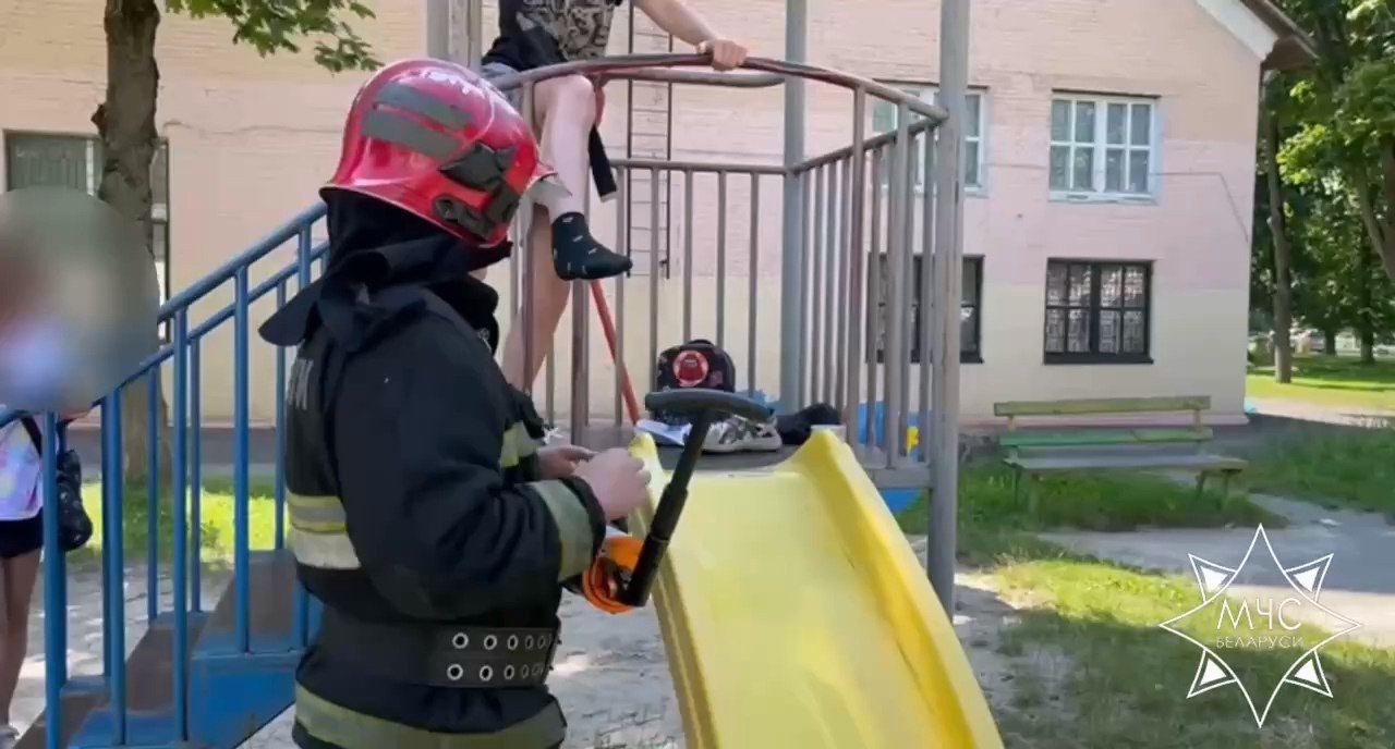 В Солигорске спасатели помогли 9-летней девочке  Сегодня днём на линию «101» обратилась женщина и сообщила, что на игровой площадке на улице Строителей её дочке требуется помощь. Нога девочки застряла между прутьями ограждения.  Работники МЧС, используя специальный инструмент, разжали металлический элемент и освободили ребёнка.  Медицинская помощь девочке не требовалась.