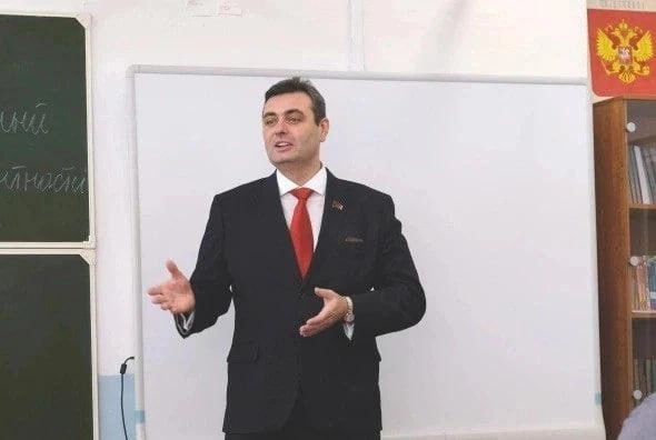 Сегодня будут снова рассматривать дело Артёма Самсонова об его освобождении из колонии из-за серьёзного заболевания — рака кожи. Запрос в Ленинский суд Владивостока подало медицинское учреждение ГУФСИН. По словам адвоката Натальи Касиловой, все основания для освобождения имеются. Медицинская комиссия подтвердила наличие у Самсонова заболевания, которое входит в перечень болезней, препятствующих отбыванию наказания, утверждённый правительством. В медицинском заключении также указано, что лечение в месте отбывания наказания невозможно. — Меня беспокоит то, что Самсонову не вручили повестку. Не станет ли это причиной задержки процесса? Я опасаюсь, что суд может отложить заседание под предлогом того, что арестованный не был уведомлён. При этом Самсонов был уведомлён о заседании мной. Я посещала его 9 июня 2025 года, — говорится в . Самсонова 16 июня должны будут отвезти на приём к врачу, поэтому заседание пройдет без него. Он подписал соответствующее заявление и передал его для представления в суде. Также он настаивает на проведении открытого судебного заседания и не возражает против оглашения своих медицинских документов. Фото: Законодательное собрание Приморского края Подписаться