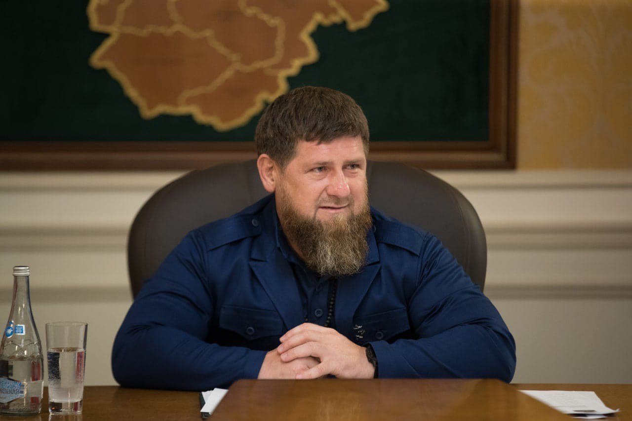 Рамзан Кадыров вновь на вершине рейтинга губернаторов СКФО в Telegram — количество упоминаний в этот раз подсчитала нейросеть  ИА «Грозный-Информ» сообщает, что в июле Рамзан Кадыров был упомянут в Telegram 18 704 раза. Это лучший результат среди глав регионов СКФО. Также руководитель ЧР стал лидером по индексу активности аудитории, а его   персональный Telegram-аккаунт занял первое место в федеральном топе по общему кол-ву подписчиков.  Рейтинг предоставил Аналитический центр «Г.У.Р.У.». Для анализа использовалась нейросеть собственной разработки.   Глава Чечни на протяжении долгого времени остаётся одним из самых медийных глав российских регионов. Он регулярно возглавляет рейтинги по упоминанию и цитируемости. И не только в Telegram. Но гораздо важнее для республики, что активность Кадырова в медиаполе сопровождается лидерством Чечни по целому ряду показателей.
