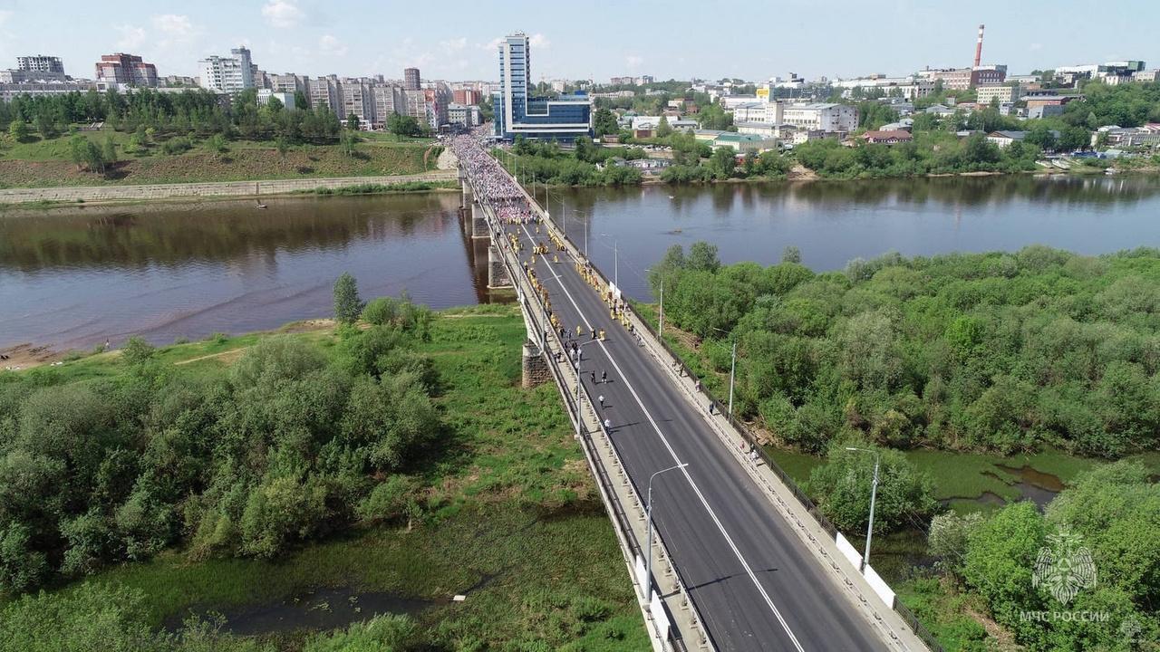 В Кировской области начался традиционный Великорецкий крестный ход – один из самых древних и массовых в России. В течение шести дней паломники пройдут более 150 километров с образом святителя Николая Чудотворца. Для сопровождения крестного хода сформирована группа из более чем 100 спасателей, медиков и волонтёров, оснащённая 36 единицами техники. Они будут оказывать первую помощь, помогать потерявшимся и следить за безопасностью на всём маршруте. Особое внимание уделено местам ночлега паломников и приготовления пищи с использованием открытого огня. На реке Великой организовано патрулирование на лодках для контроля за безопасностью у воды.