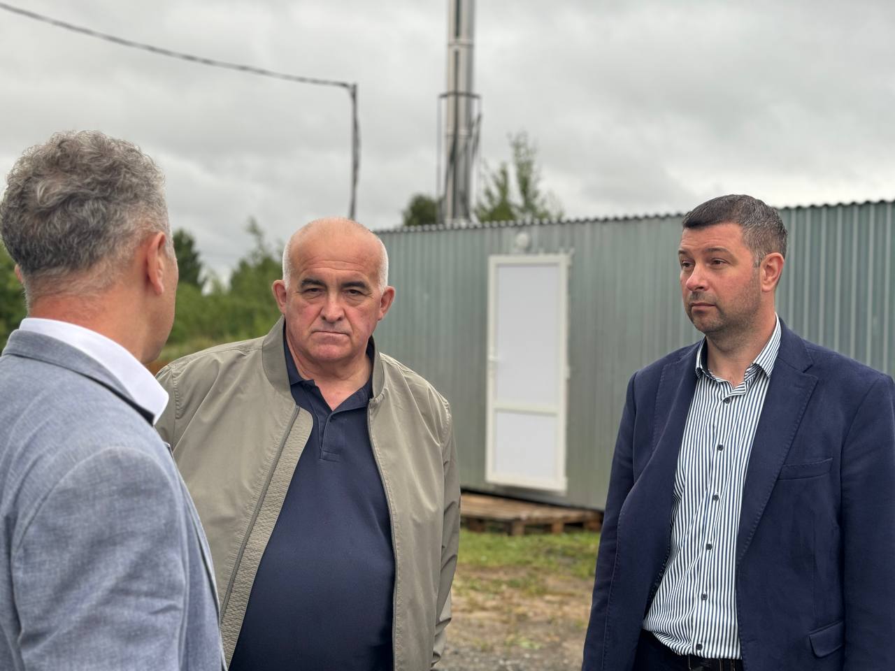 #КомандаСитникова Пыщугский район при поддержке региона реализует важные социально-значимые проекты. Глава региона Сергей Ситников оценил ход работ. Местная школа готовится встретить учеников в День знаний. В здании завершается масштабный двухгодичный капитальный ремонт – первый с момента открытия в 1992 году. Подрядчик работает даже в выходные, чтобы успеть к началу учебного года. Все строительные работы завершены, сейчас поступает новая мебель и оборудование. Губернатор поблагодарил подрядчика за четкое исполнение сроков и дал поручение руководству школы доработать систему водоотведения у здания – для надежной защиты фундамента. На подъезде к Пыщугу вовсю идёт ремонт автомобильной дороги. Укладка асфальта на участке протяженностью четыре километра завершится уже в конце августа, а не в октябре, как планировали изначально. Параллельно обустраиваются остановочные пункты. Всего в этом сезоне в Пыщугском районе будет приведено в порядок около 9,5 км дорог. Внутри районного центра будут приведены в порядок улицы Советская, Полевая, Первомайская и Гагарина. Губернатор держит на контроле подготовку к отопительному сезону, уделяя особое внимание снижению стоимости и повышению качества теплоснабжения. Один из позитивных примеров в Пыщуге – новая модульная котельная на пеллетах для местного спорткомплекса. Она заменит старую дровяную и позволит экономить более 100 тысяч рублей в год. Среди преимуществ таких современных котлов – автоматическая подача топлива и удалённое управление. Проект окупится в течение двух-трех лет. #КостромскаяОбласть