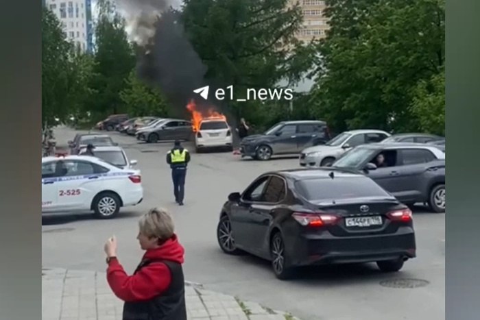 На ВИЗе загорелся Mercedes с мужчиной и ребёнком внутри Сегодня утром, 23 мая, на Крайля, 9а неожиданно загорелась машина. Весь двор окутало чёрным дымом. Внутри в этот момент находились мужчина с ребёнком. — Возгорание произошло спереди автомобиля. В машине был мужчина и ребёнок лет 10, они выбирались и начали кричать. Кто-то остановился, из офисного здания принесли огнетушители. Сами потушить не смогли, — рассказала порталу E1.RU свидетель происшествия. Причина возгорания пока неизвестна.