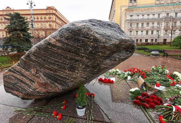 В Кремле не стали комментировать предложение о переносе Соловецкого камня в Москве  Этот вопрос находится в ведении столичных властей, заявил пресс-секретарь президента Дмитрий Песков.  «Город принимает подобные решения, мы в его компетенции в данном случае не хотели бы вмешиваться», — сказал он.    Подпишись на «Говорит Москва»