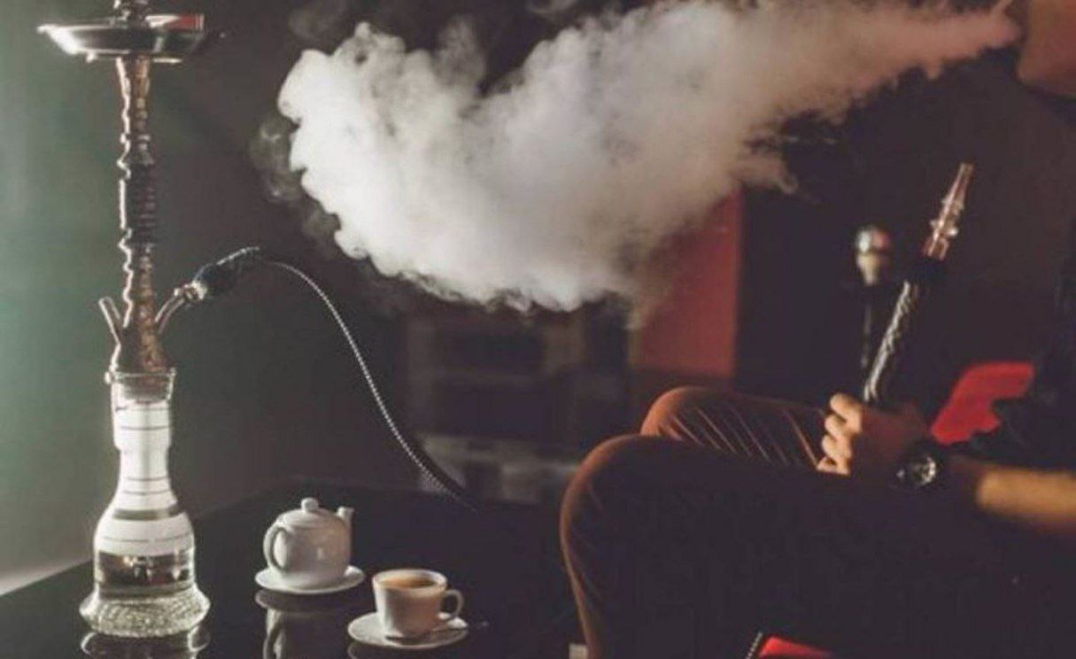 Курение кальяна может спровоцировать онкологию Курение кальяна даже редкое увеличивает риск развития рака горла в 5 раз Об этом рассказали онкологи Врачи отметили что кальянщики ошибочно считают что фильтрация кальянных смесей через воду делает их безопасными Однако это далеко не так За одну сессию курения кальяна человек получает столько же никотина сколько при выкуривании ста сигарет Кроме рака кальян увеличивает риски развития инфарктов инсультов и оказывает негативное влияние на репродуктивную систему Онкологи рекомендуют отказаться от этой пагубной привычки вовсе или минимизировать курение кальяна до одного раза в год чтобы избежать опасных последствий для организма Russia News Подпишись