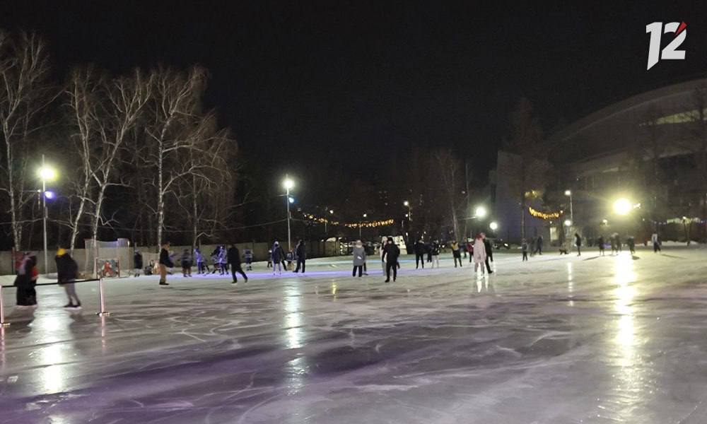 Этой зимой в Омске откроется 160 бесплатных катков Из них 94 будут расположены во дворах а еще 43 площадки на территориях общеобразовательных учреждений Как сообщил Сергей Шелест все эти катки будут бесплатными Кроме того для омичей будут доступны 23 площадки для массовых катаний Оплата на этих катках будет определяться в зависимости от предоставляемых услуг Омичи а вы любите кататься на коньках   Да Я не умею   Подписывайтесь на 12 канал в МАХ