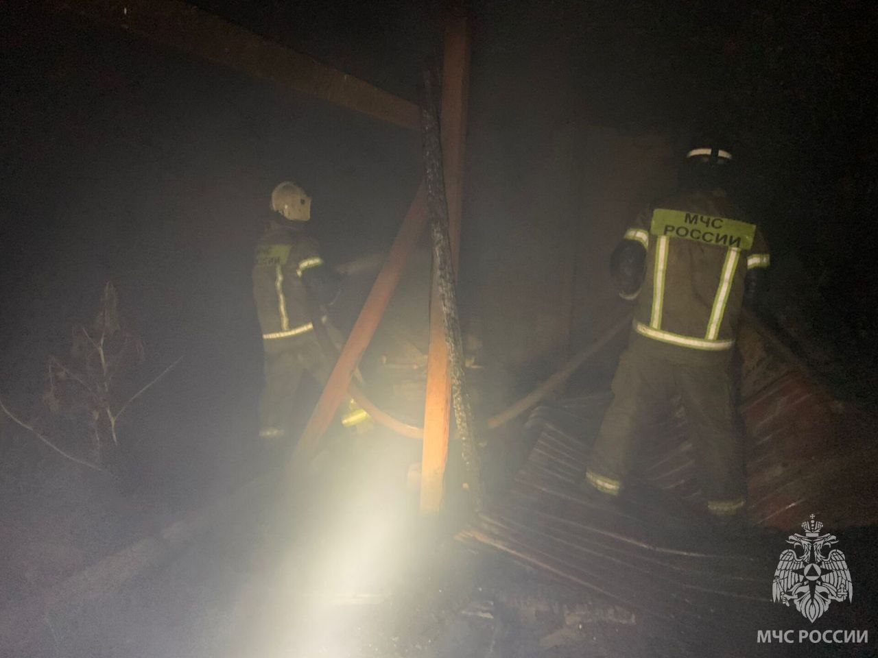 В Республике Адыгея за прошедшие сутки Пожарно спасательные подразделения реагировали на 10 пожаров из них 9 горение сухой растительности Общая площадь возгораний составила 660 квадратных метров в хуторе Новый сад произошло возгорание в доме барачного типа Пожар ликвидирован силами МЧС России на площади 250 квадратных метров Отметим что погибших и травмированных нет На ликвидацию последствий дорожно транспортных происшествий спасатели привлекались 1 раз На водных объектах происшествий не зарегистрировано  МЧС России призывает замени ветхую проводку не оставляй включенные электроприборы без присмотра не перегружай электросети установи в жилье пожарный извещатель Прибор среагирует на дым пронзительным звуком Будет время спастись mchs0101 Подписывайся на МЧС России в Telegram MAX