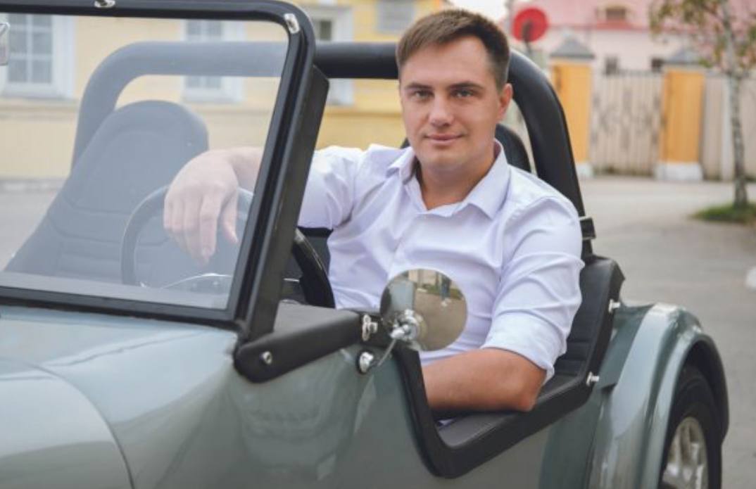 Умер тульский бизнесмен Сергей Хомяков Главным проектом Сергея стал сервис "Homsbox". На нем туляки могли найти множество купонов на скидки в различных заведениях. По предварительной информации, смерть туляка не связана с криминалом. Причиной гибели предпринимателя могло стать отравление. Сергей занимался покраской пола в подвале. Источник: Первый Тульский Проголосовать за канал: голос! Тула. Происшествия Наш ВКонтакте Прислать новость: