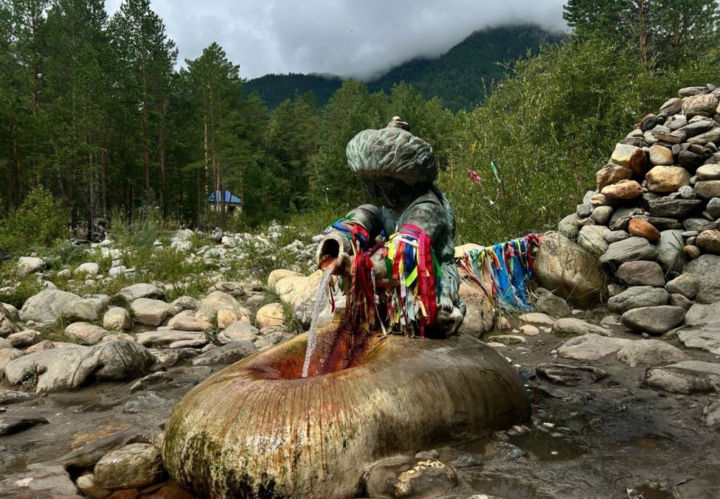 Всесезонный курорт за 1 5 млрд рублей построят в Бурятии 4 этажный отель и 20 коттеджей возведут в парковой зоне Аршана в Тункинском районе На территории также запланировано строительство летнего бассейна спортивных площадок и бань с подогреваемым чаном Первых посетителей гостиничный комплекс примет в 2029 году Он рассчитан на проживание порядка 240 человек По соглашению с Корпорацией развития Дальнего Востока и Арктики КРДВ в проект инвестируют 1 5 млрд рублей Предполагается что он обеспечит 133 рабочих места Как сообщили в КРДВ площадь отеля составит 10 тыс кв м на его территории разместятся лобби бар ресторан многофункциональный зал СПА комплекс и медицинский центр Площадь коттеджей составит от 40 до 140 кв м При поддержке КРДВ в регионе реализуется 6 инвестиционных проектов в сфере туризма Резиденты ТОР Бурятия ведут модернизацию курортов Аршан и Горячинск Ведется освоение южного побережья Байкала В селе Выдрино на границе с Иркутской областью резиденты ТОР реализуют ряд крупных инвестиционных проектов прокомментировал директор КРДВ Бурятия Дмитрий Хамеруев Канал Ариг Ус в MAX