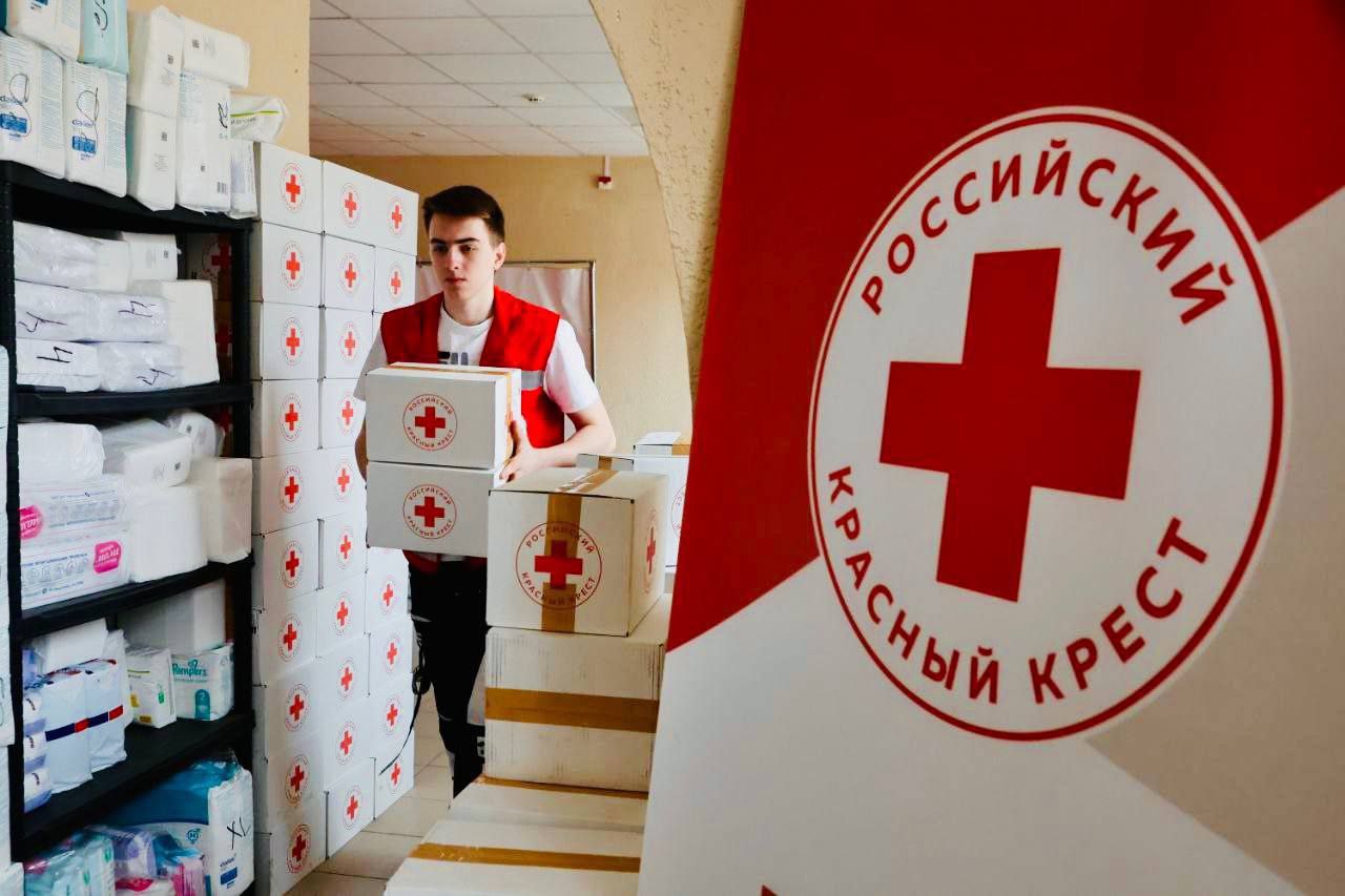 Куряне из приграничных районов смогут оздоровиться в санаториях Тверской области и Краснодарского края Российский Красный Крест выделил 70 млн рублей на поддержку тех, кто пострадал от обстрелов, раненых, потерявших жилье. Программа реализуется при поддержке Росмолодежи, «Добро.РФ» и волонтёров. Списки участников сейчас формируются. Узнать подробности можно по телефону: 35-56-47. Фото: РКК/Курская область