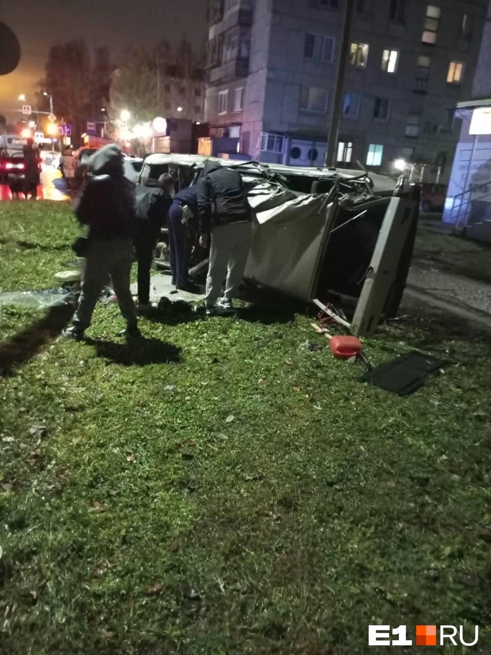 В Верхней Пышме случилась погоня, а потом авария.   По словам очевидцев произошедшего, водитель на легковушке не остановился по требованию полиции, пытался скрыться, наехал на столб, и машина перевернулась.  Прохожие поспешили на помощь. О состоянии водителя информации пока нет. Мы попросили прокомментировать ситуацию в ГИБДД по Свердловской области.