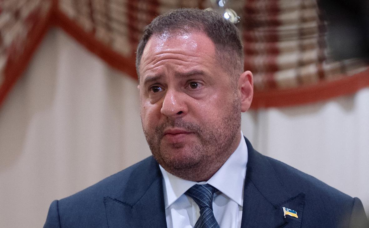 Глава офиса Зеленского Андрей Ермак, бесит Вашингтон, пишет Politico. Издание подчёркивает, что его последний визит в США вызвал массу негатива. «Ермак был особенно неприятным собеседником для администрации Трампа, по словам десяти человек, знакомых с его взаимодействием», — говорится в статье. По данным издания, в ходе визита в США Ермак с трудом договаривался о встречах с чиновниками администрации Трампа. По словам одного из собеседников, он не знает, зачем глава офиса Зеленского вообще прилетел в Америку. Отмечается, что не только среди республиканцев, но и среди демократов накопилось недовольство поведением Ермака. Собеседники издания охарактеризовали его взаимодействие с обеими администрациями как «напряжённое и сложное». При этом один из них назвал украинца «двухпартийным раздражителем».