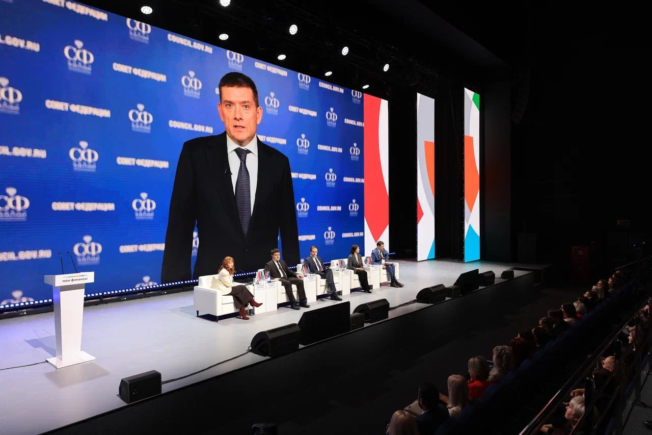 Сегодня в Красноярске прошла III Всероссийская конференция по повышению финансовой культуры Мероприятие помогает делиться лучшими практиками как развивать просветительские проекты внедрять новые форматы обучения и эффективно защищать граждан от мошенников Диалог укрепляет межрегиональное сотрудничество и становится дополнительным стимулом для формирования финансовой культуры В своём выступлении отметил что эффективных региональных практик в стране с каждым годом становится всё больше Индекс финансовой грамотности в прошлом году достиг своего максимума за всю историю страны И это результат слаженной работы Минфина Банка России законодателей и региональных властей Для государства формирование финансовой культуры остаётся важнейшей задачей Это помогает увеличивать благосостояние граждан делать финансовую систему устойчивой Именно финансовая культура даёт понимание прав возможностей рисков и инструментов защиты Особое внимание уделяем выполнению поручения Президента Владимира Путина по повышению инвестиционной активности граждан Это ключ к надёжным сбережениям и притоку долгосрочных инвестиций в экономику Вопросы финансовой безопасности находятся на особом контроле Совета Федерации и лично Валентины Матвиенко В этом году вступили в силу положения ключевого закона по борьбе с кибермошенниками прорабатывается новый пакет мер Особенно важна обратная связь от регионов их идеи и практики помогают формировать надёжную защиту граждан Николай Журавлёв в Max