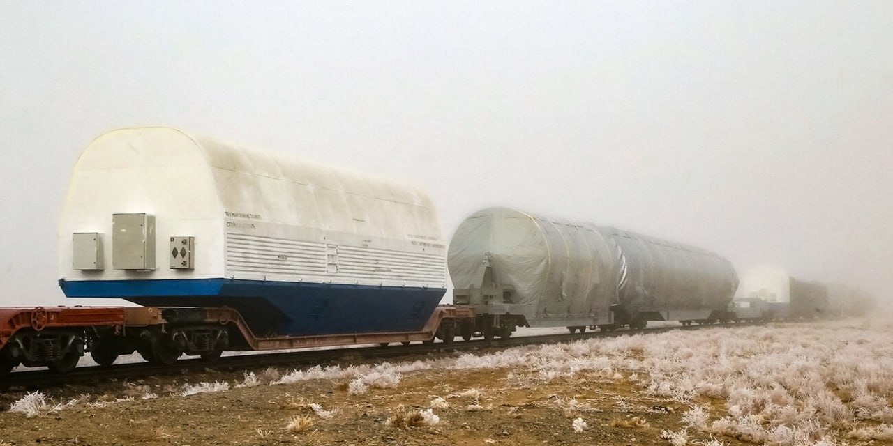 Новейшая ракета Союз 5 прибыла на Байконур перед первым пуском Перед прибытием на космодром составные части ракеты преодолели свыше 1500 километров по железной дороге из самарского РКЦ Прогресс На Байконуре специалисты начнут проведение операций по ее сборке и предполетным испытаниям Союз 5 предназначен для выведения автоматических космических аппаратов на различные орбиты от низкой околоземной до геостационарной и отлётные траектории Дебютный пуск новой ракеты планируется в конце этого года Союз 5 будут запускать в рамках проекта Байтерек совместной инициативы Казахстана и России