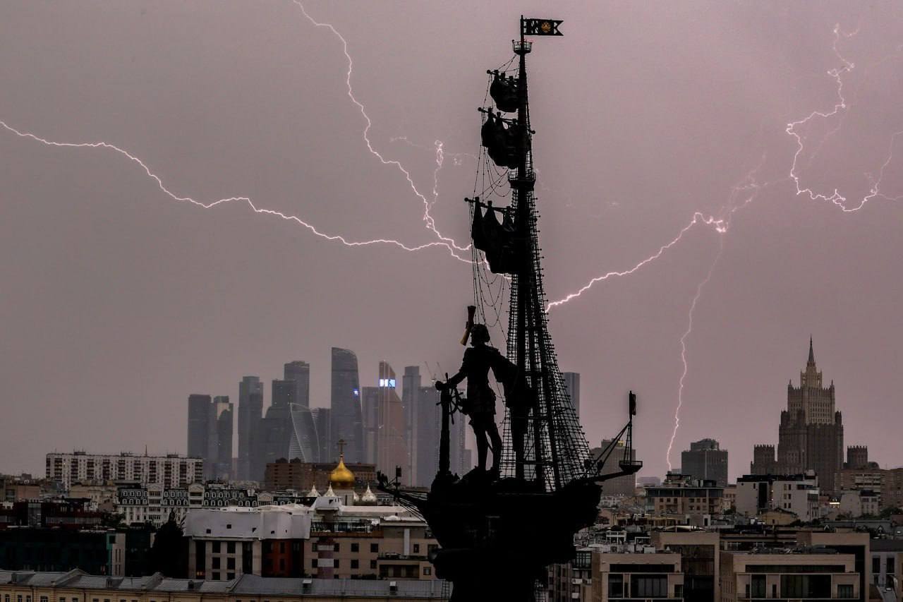 Завтра в Москве ожидается гроза с мощным ветром — его скорость может достигать 17 м/с. Метеорологи предупреждают, что предстоящая гроза будет теплой и характерной для лета. Погода начнет ухудшаться в субботу между 15:00 и 18:00.