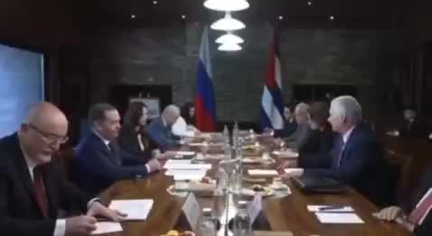Президент Кубы выразил поддержку постам Медведева в соцсетях