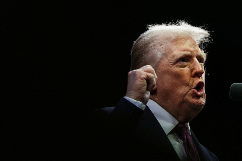 Трамп планирует сократить некоторые пошлины на товары из стали и алюминия поскольку его администрация борется с растущим кризисом стоимости жизни который негативно сказался на его рейтингах одобрения сообщила Financial Times в пятницу Белый дом пересматривает список продуктов затронутых пошлинами Трампа на металлы которые составляют около 50 и включают множество товаров изготовленных из этих металлов и рассматривает возможность освобождения некоторых позиций от пошлин jkinvest news jkinvest