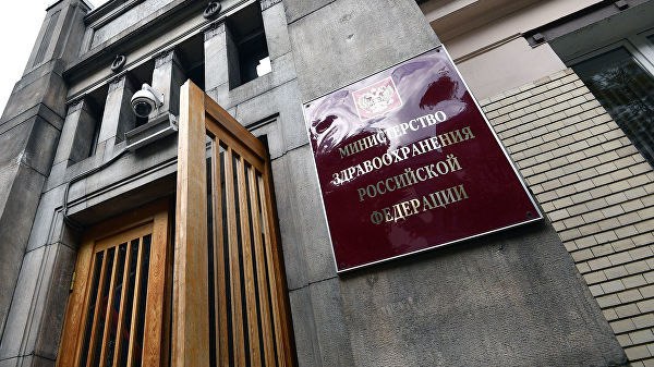 Минздрав блокирует доступ к инновационным лекарствам — Всероссийский союз пациентов Всероссийский союз пациентов ВСП раскритиковал работу комиссии Минздрава РФ по формированию перечней лекарств и минимального ассортимента препаратов. Она блокирует доступ к инновационным лекарствам и препятствует сохранению бюджетных средств, пишут «Ведомости» со ссылкой на письмо союза в адрес премьер-министра Михаила Мишустина. Комиссия указала, что для включения терапии в список закупок по программе высокозатратных нозологий ВЗН, редких заболеваний сначала необходимо внести ее в перечень жизненно необходимых и важнейших лекарственных препаратов ЖНВЛП , но в два списка одновременно податься нельзя, указали эксперты ВСП. Они посчитали такую трактовку «юридически несостоятельной». Кроме того, в 2024 году федеральный и региональные бюджеты не смогли сэкономить около 3 млрд рублей на закупках лекарств, сказано в письме. Система несправедлива к пациентам с редкими заболеваниями — для них доступ к новым и дорогостоящим жизнеспасающим препаратам закрыт, отмечает ВСП. Напомним, что министр здравоохранения Красноярского края недавно лишилась должности после срыва поставок лекарств для льготников. В СМИ всплыла аудиозапись одного из совещаний с участием Говорушкиной, где она выразила опасения, что её будут «трахать на всё заксобрание» из-за ситуации с медикаментами, и предложила забрать гаджеты у главы профильного комитета регионального парламента, чтобы узнать его источники информации. Подписаться Прислать новость Помочь бустами