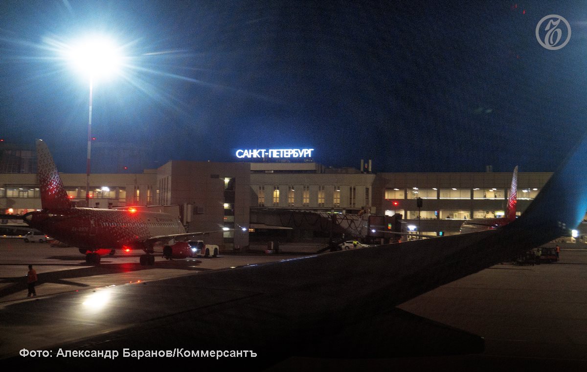 Работающим в Пулково авиакомпаниям выплатят субсидии из бюджета Петербурга Губернатор Санкт Петербурга Александр Беглов подписал постановление городского правильства о выплате субсидий авиаперевозчикам из бюджета мегаполиса сообщает пресс служба Смольного 4 ноября Речь идет о региональных пассажирских перевозках в салоне эконом класса Аэропорт Пулково должен значиться пунктом отправления или назначения Субсидии будут предоставляться вплоть до 2027 года kommersant sz