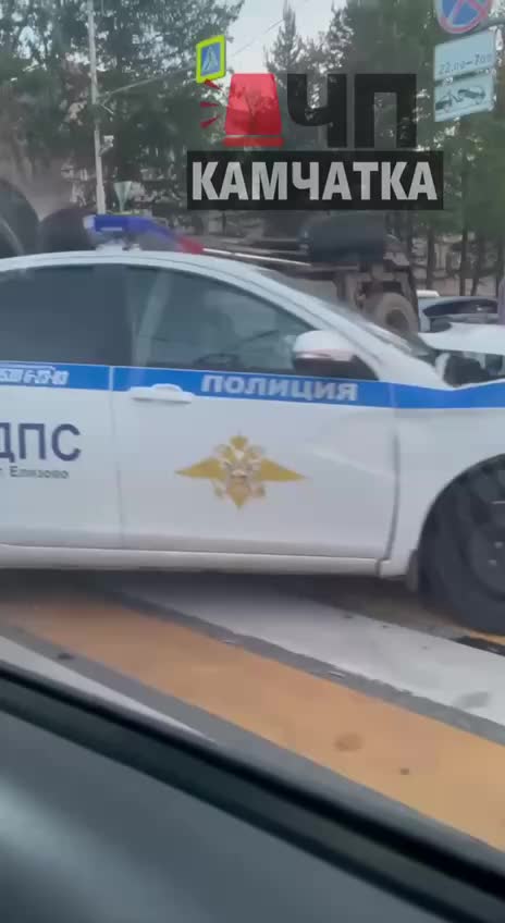 ДТП с Lexus и полицейским автомобилем в Елизове: внедорожник перевернулся