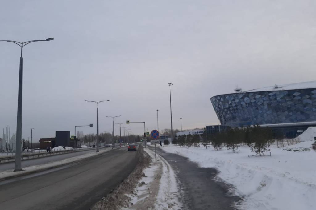 С новосибирского МЕТРО МиР взыскали 1 7 млн за срыв проекта дороги к Сибирь Арене В Новосибирске формально пока так и не ввели в эксплуатацию автодорогу от пляжа Наутилус к Сибирь Арене с заездом на дамбу Октябрьского моста Постепенно выясняются причины из за которых были сорваны сроки создания магистрали Арбитражный суд НСО удовлетворил очередной иск к подрядчику МП МЕТРО МиР который не справился с задачей по корректировке проектной документации В арбитраж обратился эксплуатант Сибирь Арены и заказчик строительства дороги к спортсооружению ГКУ НСО Арена Истец указал что МЕТРО МиР некачественно выполнило корректировку проектной и рабочей документации Внесенные подрядчиком изменения не прошли госэкспертизу в результате чего заказчик понес убытки в размере 1 7 миллиона рублей Арбитраж постановил взыскать эту сумму с муниципального предприятия Стоит отметить что это не первый судебный спор между контрагентами