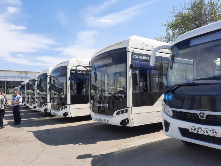 Маршруты дороги камеры дорожный фонд региона увеличили до 22 миллиардов рублей В рамках работы над главным финансовым документом Волгоградской области на 2026 год в Волгоградской областной думе обсудили расходы регионального дорожного фонда Как сообщили Волжский ру в пресс службе облдумы общий объем дорожного фонда Волгоградской области превысит 22 миллиарда рублей Для сравнения годом ранее расходы дорожного фонда на 2025 год были утверждены в объеме 18 5 миллиарда рублей Почти 20 миллиардов рублей из общей суммы пойдет на развитие дорожной сети и обеспечение безопасности дорожного движения На ремонт дорожных объектов по всей области из этой суммы планируется направить 9 6 миллиарда рублей В частности средства заложены на второй этап строительства Третьего пускового комплекса мостового перехода через реку Волгу мостов путепроводных развязок Подробнее на Волжский ру www volzsky ru index php wx 16 wx2 81713 ВолжскийРу волжский vlz