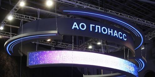 «Глонасс» запустил производство отечественных сим-чипов для транспорта Компания «Глонасс» разработала первый отечественный сим-чип для мониторинга транспорта. Устройство зарегистрировано в реестре Минпромторга 4 июня. Чип встраивается в оборудование вместо сим-карты и обеспечивает идентификацию в сетях связи. Основные задачи чипа — контроль за передвижением транспорта, идентификация беспилотников и передача сигналов SOS. Его будут использовать в системах экстренного вызова, навигационной аппаратуре и трекерах. Гендиректор «Глонасса» Алексей Райкевич уточнил, что чипы уже тестируются с производителями навигационного оборудования. С июня выпущено более 500 000 чипов. Их производством занимается компания «Пластим». Новые устройства с отечественными чипами появятся на разных видах транспорта, включая авиационные беспилотники.