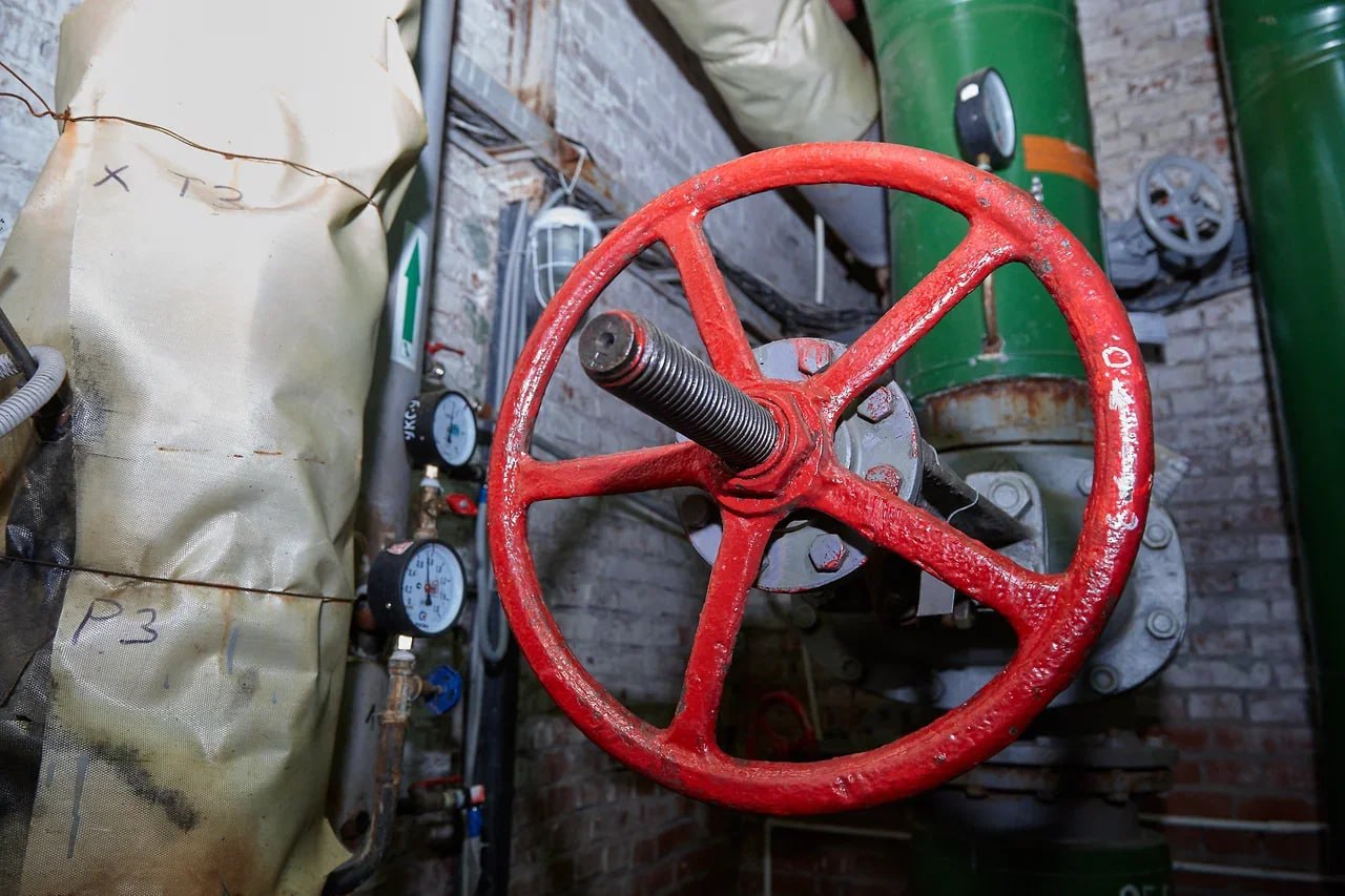 В Ижевске отменили режим повышенной готовности в доме на Холмогорова Соответствующее постановление опубликовано на сайте городской Администрации Режим повышенной готовности в доме 83 на улице Холмогорова объявили в конце июля 2025 года Причиной такого решения стали постоянные аварии на тепловых сетях в районе дома Специалисты должны были провести гидравлические испытания и аварийные работы на сетях чтобы определить уязвимость Фото Сергей Грачев Подписывайся на Ижевский бизON Ижевск