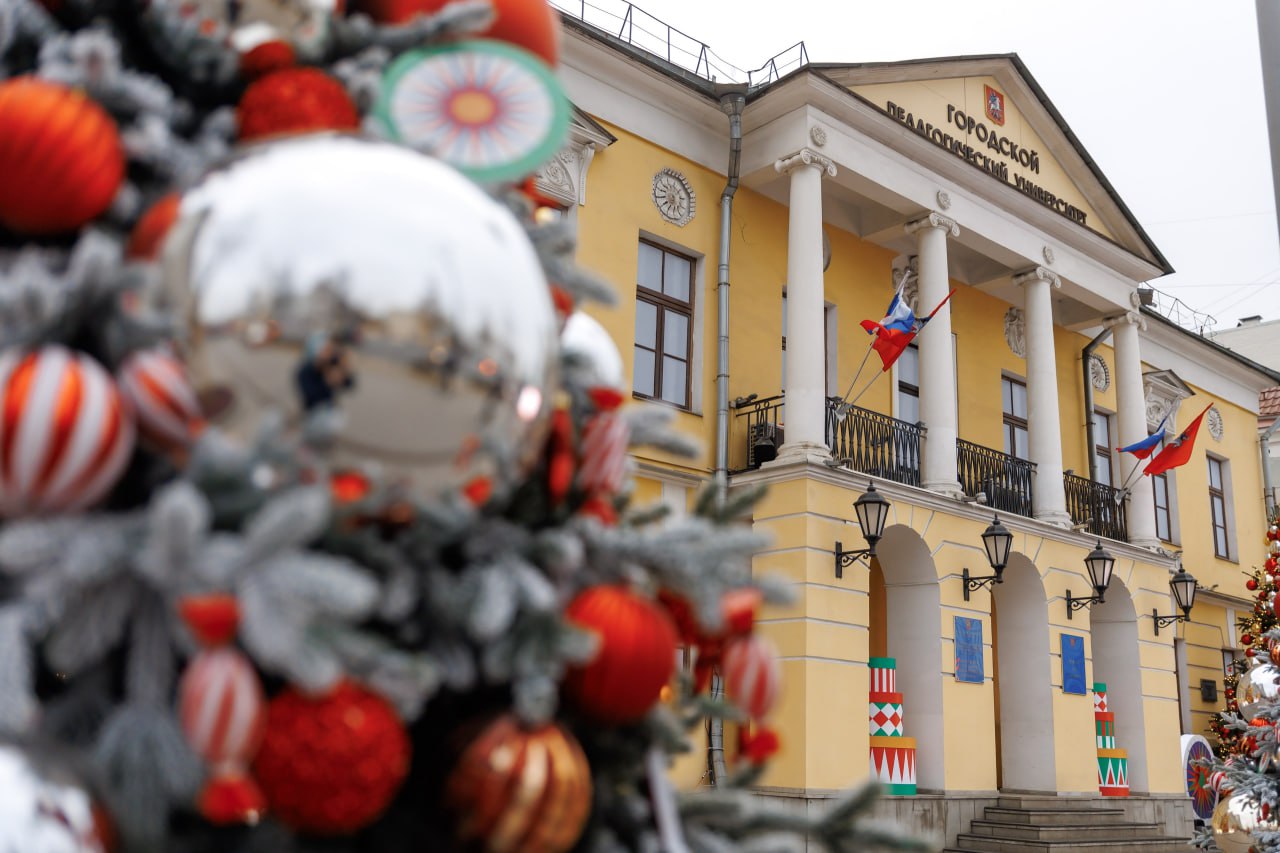 Московский городской педагогический университет закрывает обучение по непедагогическим направлениям в следующем учебном году говорится в официальной группе в ВК Главная цель сконцентрировать все ресурсы МГПУ на ключевой задаче подготовке высококвалифицированных педагогов для московских школ говорится в публикации ВУЗа Как пишут студенты никаких официальных документов о процедуре перевода им предоставлено не было например приказа ректора решения ученого совета Вся процедура лишь на словах или в виде постов в соцсетях рассказала глава Лиги безопасного интернета Екатерина Мизулина к которой обратились студенты Telegram MAX Читать эксклюзив